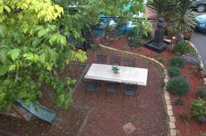 BBQ/picnic area - Country Plaza Queanbeyan (Crestwood)