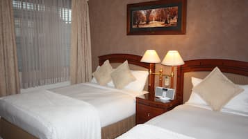 Deluxe Twin Room | Minibar, in-room safe, desk, laptop workspace