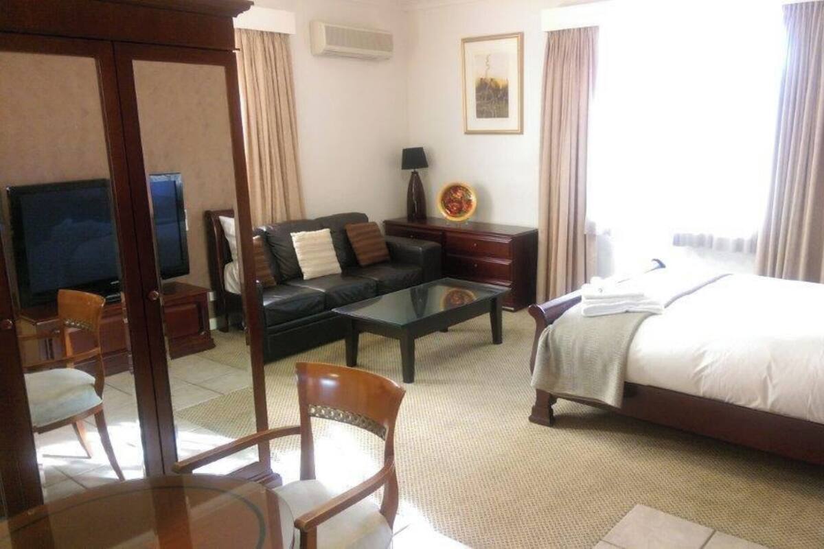 Deluxe Studio, 1 Queen Bed | Private kitchenette