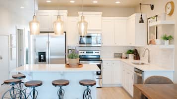 Køleskab, mikrobølgeovn, ovn, kogeplade