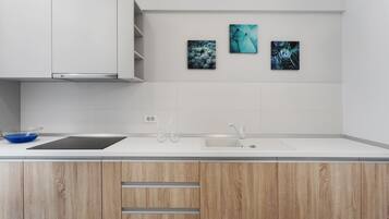 Refrigerador, microondas, placa de cocina, cafetera/tetera