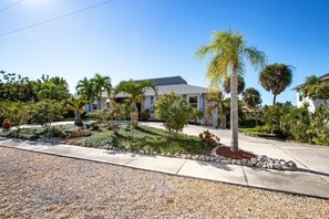 Property grounds - 4 BR/3 BA Including Separate Guest Suite, Heated Pool & Spa! (Marco Island)