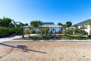 Unclassified image, 2 of 43, button