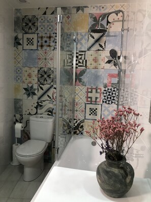 Ensemble douche/baignoire, sĂšche-cheveux, serviettes fournies, savon