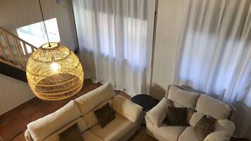 Een smart-tv, een open haard en boeken