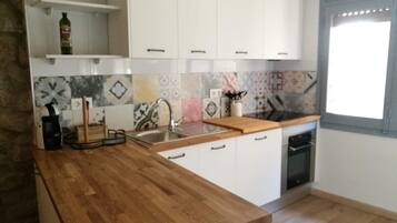 Een koelkast, een magnetron, een oven, een kookplaat