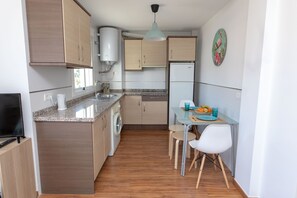 Réfrigérateur, micro-ondes, plaque de cuisson, lave-vaisselle