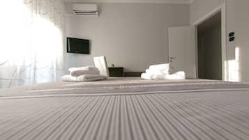 3 habitaciones, escritorio y tabla de planchar con plancha