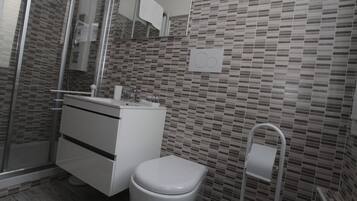 Regadera, tina de hidromasaje, secadora de cabello, bidet