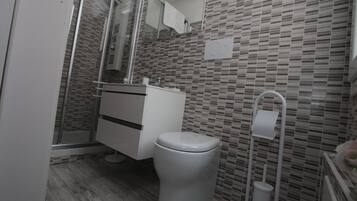 Ducha, bañera de hidromasaje, secador de pelo, bidet