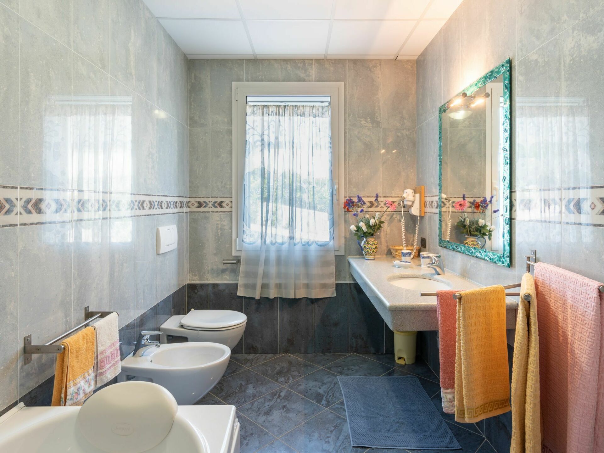 Un baño moderno con bañera, inodoro y lavamanos.