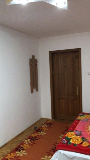 Deluxe Double Room (Smarald Green) | Individually decorated, individually furnished, free WiFi, bed sheets - Chic Apartments (Tirgu Jiu)