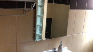 Deluxe Double Room (Royal Blue) | Deep soaking bathtub - Chic Apartments (Tirgu Jiu)