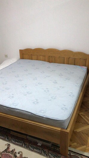 Deluxe Double Room (Purple Red) | Individually decorated, individually furnished, free WiFi, bed sheets - Chic Apartments (Tirgu Jiu)