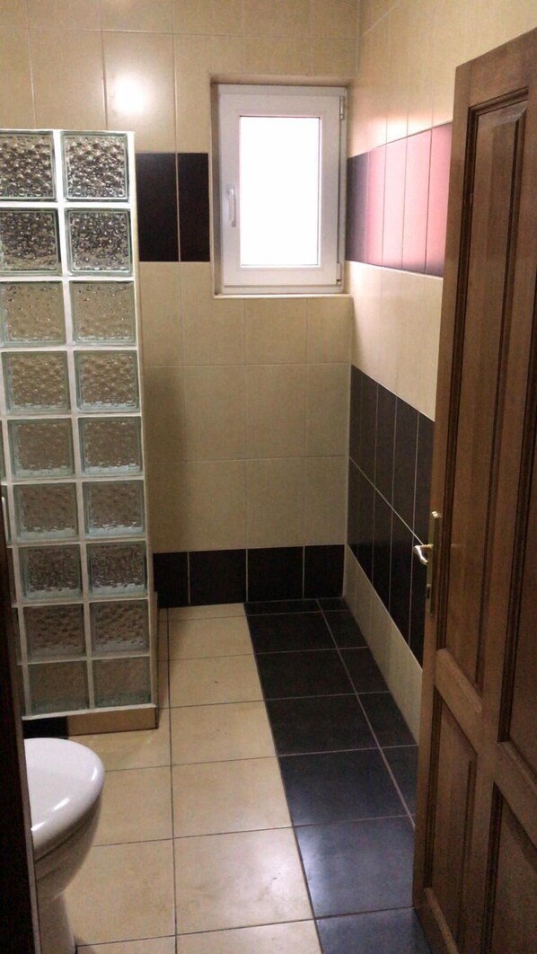 Chambre Deluxe double (Smarald Green) | Salle de bain | Douche, articles de toilette (gratuits), séchoir à cheveux