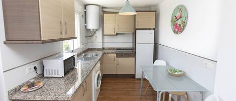 Frigorífico, microondas, horno y placa de cocina