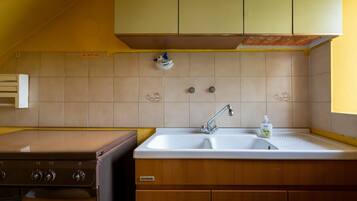 Forno, tostapane, tavolo da pranzo