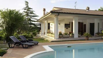 Außenpool, Liegestühle