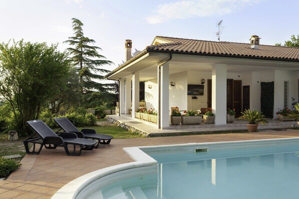 Outdoor pool, pool loungers - La Villa - Luxury Home (Configni)