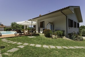 A house with a swimming pool, outdoor seating, and a small garden. - La Villa - Luxury Home (Configni)