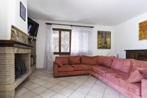 Fireplace - La Villa - Luxury Home (Configni)