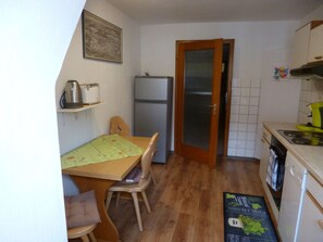 Fridge, microwave, stovetop, dishwasher - Lucky Home Ferienwohnung mit Bergblick (Füssen)