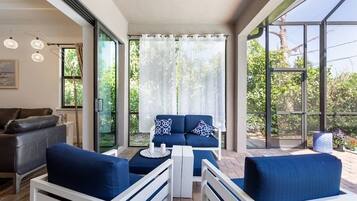 Una Smart TV, una biblioteca de música, un reproductor estéreo