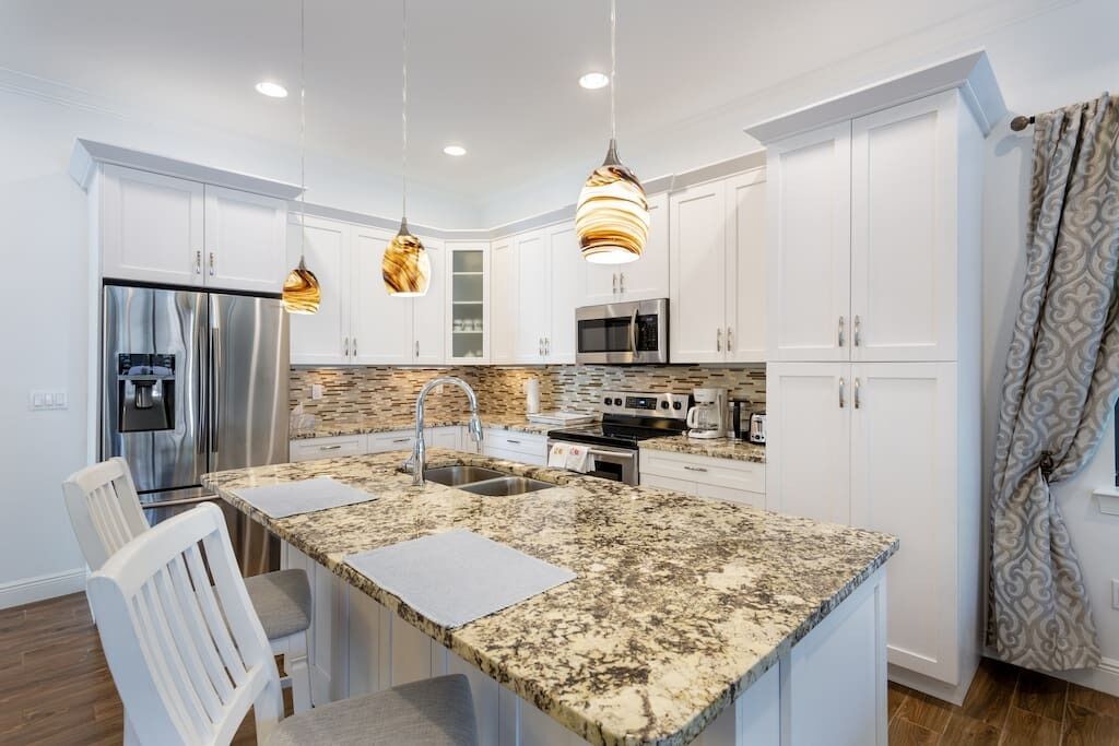 Réfrigérateur, micro-ondes, four, plaque de cuisson