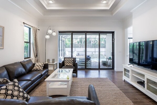 Smart-TV, musikkbibliotek og stereoanlegg