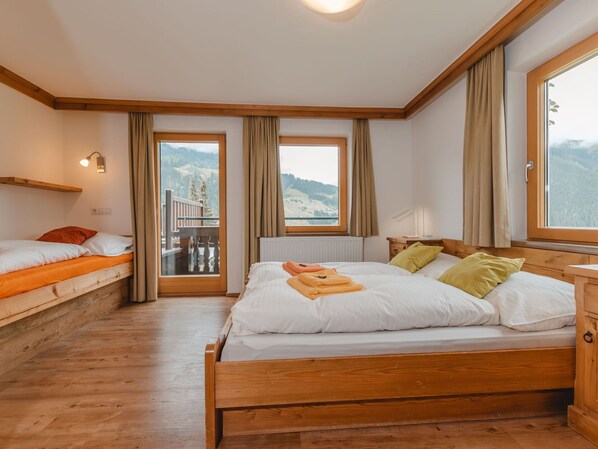10 bedrooms, travel cot, free WiFi - Beautiful apartment for 20 guests with WIFI, TV, terrace and pets allowed (Hollersbach Im Pinzgau)