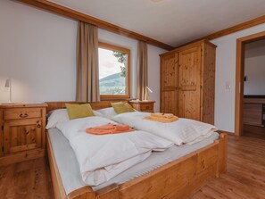 10 bedrooms, travel crib, free WiFi