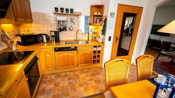 Mikrowelle, Ofen, Geschirrspüler, Hochstuhl