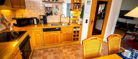 Micro-ondes, four, lave-vaisselle, chaise haute