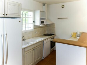 Micro-ondes, four, lave-vaisselle, chaise haute