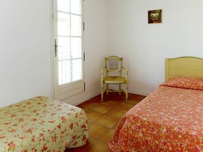 3 bedrooms, WiFi, bed sheets - Cosy apartment in villa for 10 people with WIFI, pool, A/C, TV, patio and pets allowed (Les Saquetons)