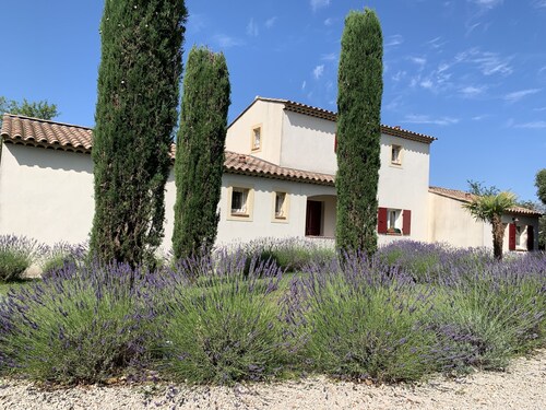 Villa avec piscine chauffée sécurisée, très belles vues, proche Aix en Provence
