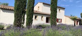 Villa with secure heated pool, beautiful views, near Aix en Provence