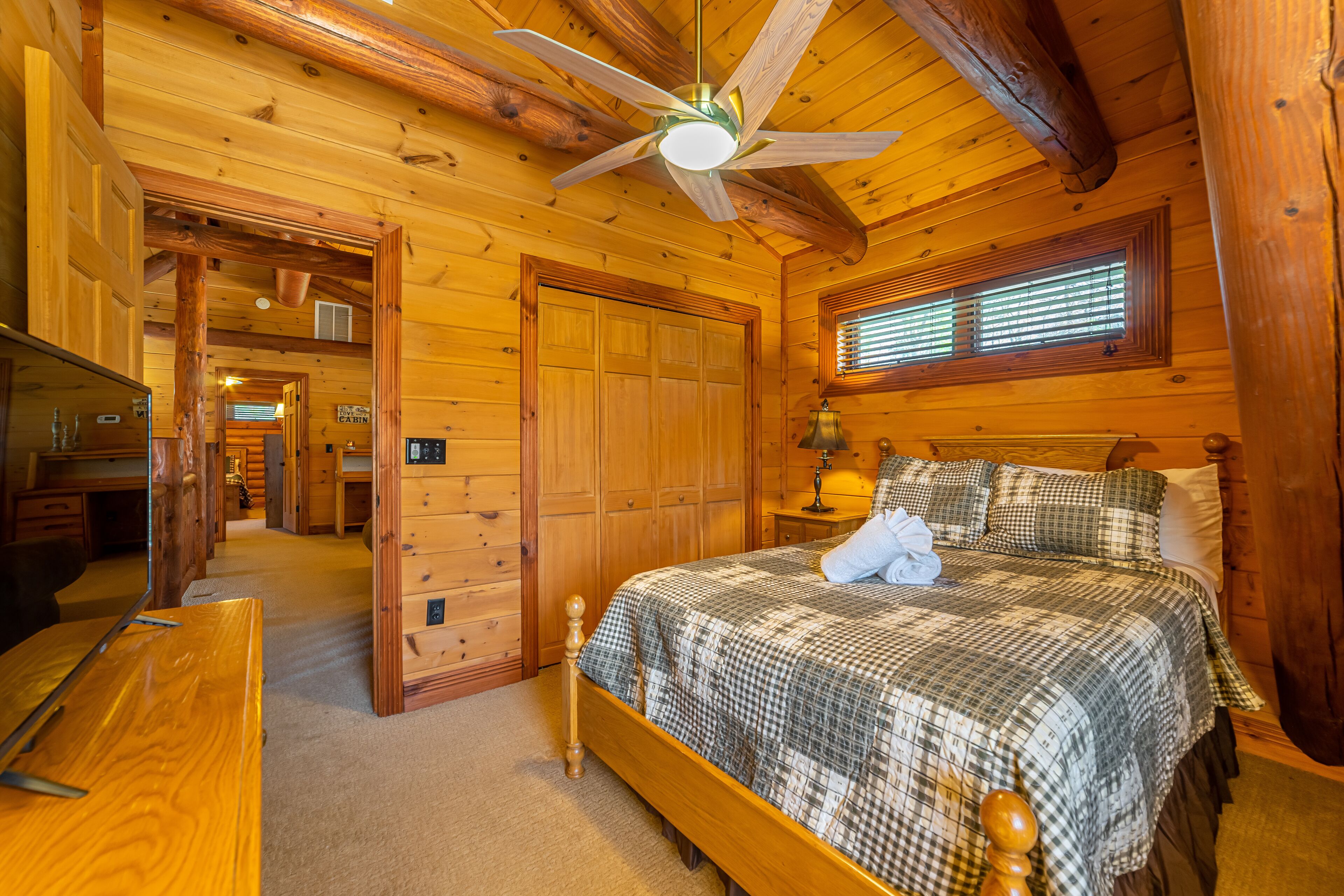 2nd upper level bedroom with queen bed