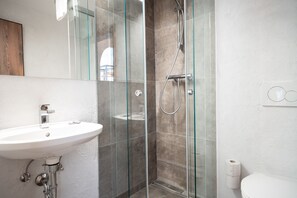 Dusche, Haartrockner, Handtücher, Seife