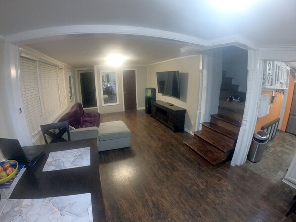 Smart TV, Netflix, books, streaming services