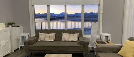 TV, fireplace, DVD player, stereo