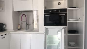 Refrigerador con freezer, microondas, horno, placa de cocina