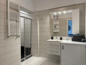 Luxury-Studiosuite, Nichtraucher, Seeblick | Badezimmer | Dusche, Regendusche, kostenlose Toilettenartikel, Haartrockner