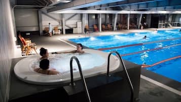 Un sauna, una bañera de hidromasaje