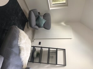 Televisión, chimenea y estéreo