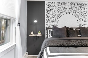 4 bedrooms, desk, iron/ironing board, travel crib - Unique space? Hot tub? King bed? Games Room? (Conway)