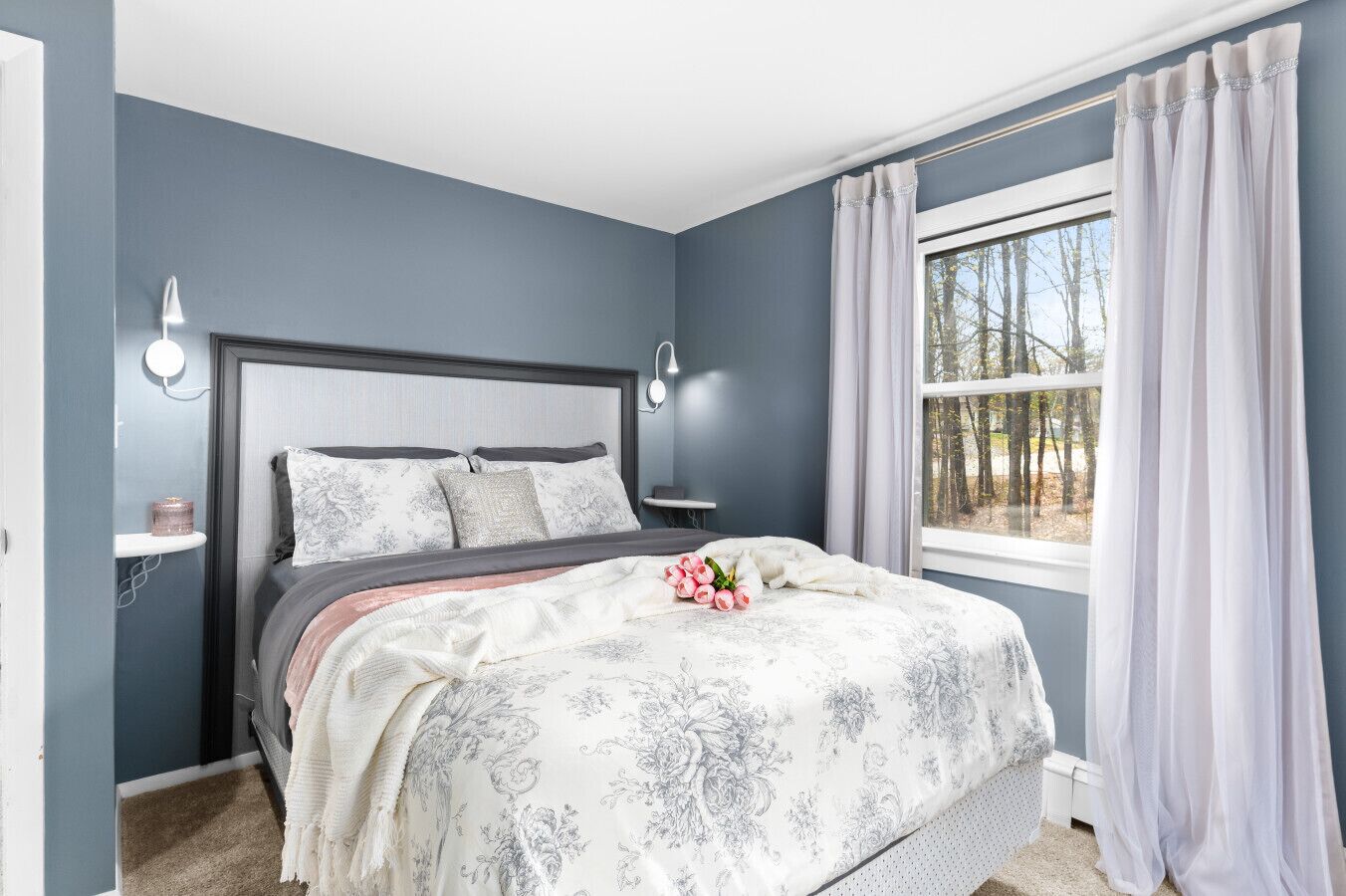 4 soverom, skrivebord, strykejern/-brett og reiseseng for barn