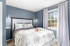 4 bedrooms, desk, iron/ironing board, travel crib - Unique space? Hot tub? King bed? Games Room? (Conway)