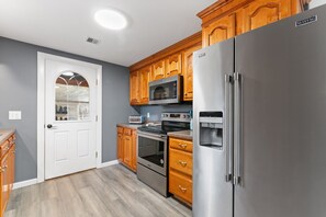 Réfrigérateur, four à micro-ondes, un four, surface de cuisson