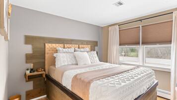 4 bedrooms, desk, iron/ironing board, travel crib